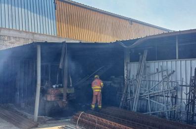 Incendio tra Ugento e Racale: le fiamme anche dentro un'azienda