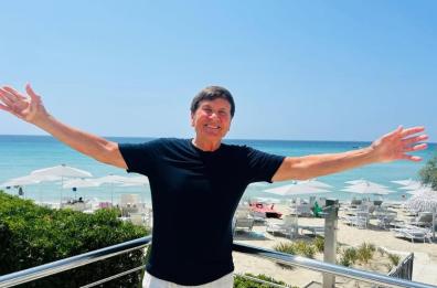 Gianni Morandi sbarca in Puglia: la sua estate è sole, mare e ientu nel Salento