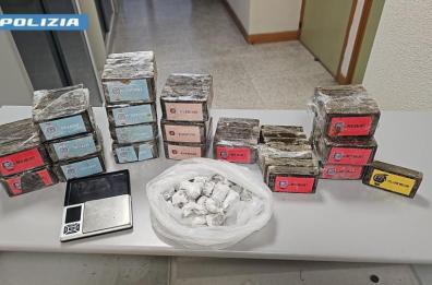 Brindisi, nasconde nove chili di hashish nel frigobar: arrestato 23enne