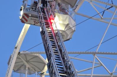 Molfetta, nonno e nipotina restano bloccati sulla ruota panoramica: salvati dai vigili del fuoco