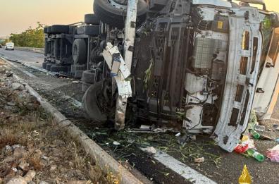 Polignano a Mare, tir invade la corsia opposta e si ribalta sulla statale: soccorso l'autista