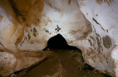 Bari, nell'ex caserma Rossani il «Teatro del Tempo» apre di notte e conduce nella «Grotta dei Cervi»