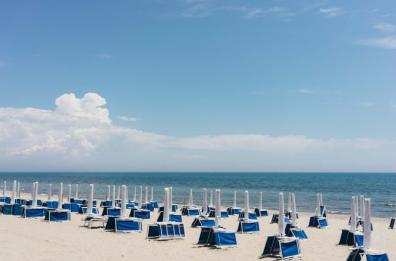 Castellaneta Marina, bagnante aggredito e malmenato da 5 buttafuori di una discoteca sul mare: lido chiuso per 20 giorni