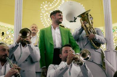 Renzo Rubino accende l’estate italiana con musica, parole e poesia: in tour con «La Sbanda» e omaggi a Lucio Dalla