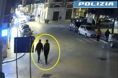 Barletta, minacciano titolare negozio con un'arma e si fanno consegnare incasso: arrestati in due, hanno 16 anni