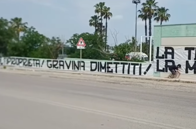 Gravina ospite alla Lum di Casamassima: «Il calcio si apre al mondo accademico». Fuori la protesta dei tifosi: «Dimettiti»