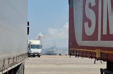Bari, tir in fiamme all’ingresso del porto: fumo nero visibile a chilometri, 4 squadre di vigili del fuoco in azione