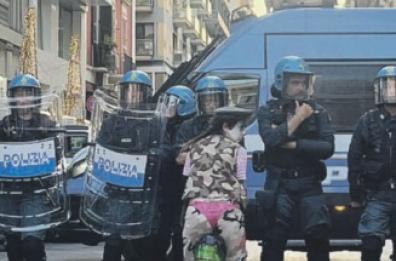 Arrestato per il fumogeno lanciato al corteo pro-Pal di Bari, 21enne torna libero dopo 48 ore