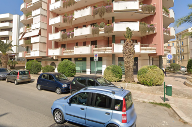 Bisceglie, fanno esplodere uno sportello bancomat e scappano a mani vuote