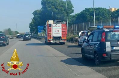 Auto in fiamme sulla SS100 a Casamassima: conducente si lancia dal veicolo in corsa per paura di un’esplosione