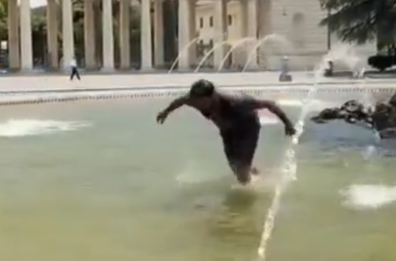 Foggia, un tuffo con video nella fontana del Sele: turista macedone denunciato 