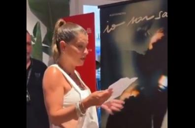 Al firmacopie di Alessandra Amoroso a Lecce scatta anche la proposta di matrimonio: il video è virale