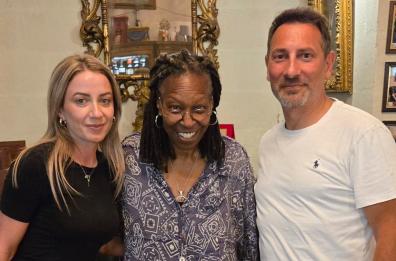 Whoopi Goldberg a Matera, l'attrice americana immortalata a spasso tra i Sassi