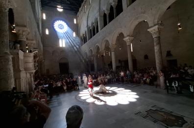 Bari, si ripete la magia della luce e della pietra: il solstizio d’estate nella Cattedrale di San Sabino