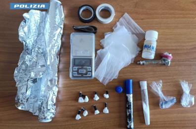 Collemeto, nascondevano cocaina in un pennarello: la polizia denuncia una coppia 