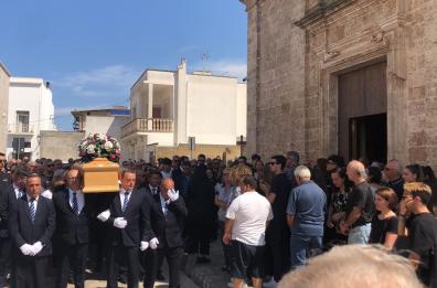 Racale saluta con un silenzio straziante Teresa Sommario, uccisa dal figlio a colpi d'ascia