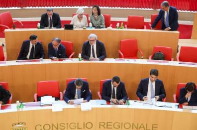 Sfiducia e sindaci, la maggioranza alla conta dei numeri in Puglia