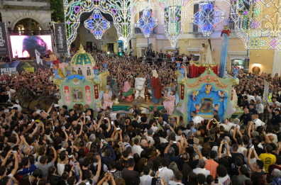 «Spazio allo strazzo»: la Madonna della Bruna narrata dai materani. La presentazione del carro trionfale VIDEO