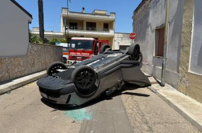 Felline, scontro tra Opel Mokka e furgone Volkswagen: l'auto finisce a testa in giù