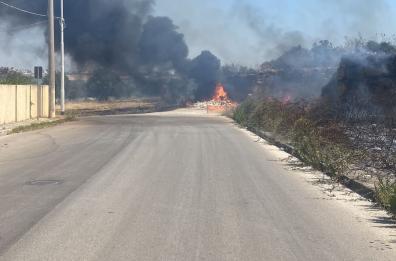San Giorgio Ionico, scoppia l'incendio per il caldo: lievi danni ad abitazioni e paura tra i cittadini