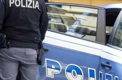 Taranto, agenti irrompono in casa di un 26enne e trovano 17 chili di hashish: arrestato