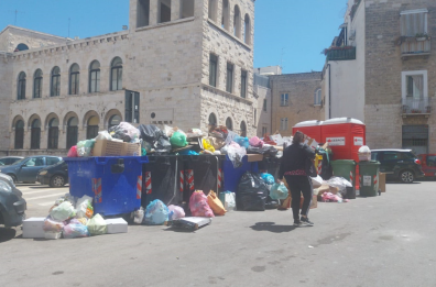 Bari, il piano rifiuti del Comune: all'Umbertino raccolta porta a porta per i locali