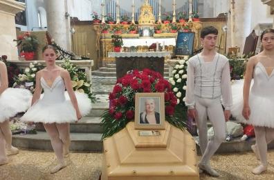 Modugno piange Helga Kaloc, pilastro della danza: i suoi allievi al funerale in costume da ballo
