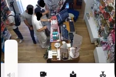 Furto in farmacia a Bari: la titolare pubblica il video e lancia un ultimatum ai ladri: «Restituite tutto o vi denuncio»