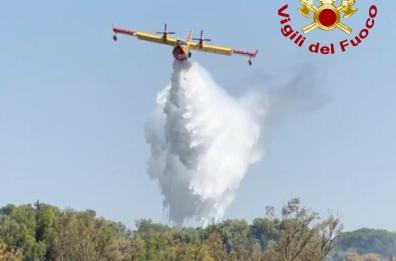 Emergenza incendi e soccorsi in Salento: oltre 200 richieste in un giorno, rinforzi da fuori regione