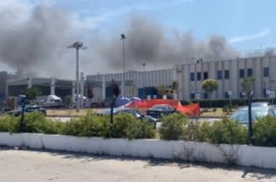 Taranto, fiamme all’Irigom: nube nera infesta il quartiere Tamburi. In corso la bonifica