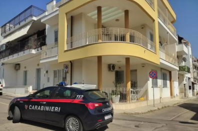 Marina di Nardò, colpo di vento chiude la porta di casa e bimbo di un anno resta solo: salvato dai carabinieri