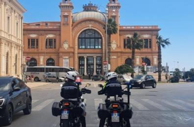 Bari, ancora disordini sul Molo San Nicola: parcheggiatore abusivo aggredisce agenti e ne ferisce uno