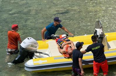 Otranto, turista cade lungo la scarpata del lago di bauxite: soccorso via mare VIDEO
