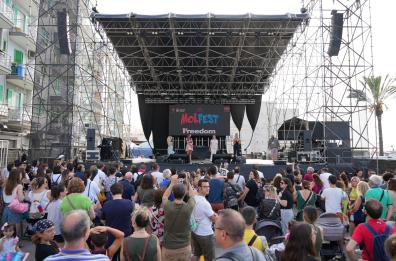 Folla, applausi e nostalgia pop: MolFest conquista Molfetta e conferma la sua mission di festival per tutte le età