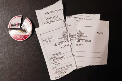 Triggiano, la nuova giunta provoca altre scissioni  tra i 5 Stelle: e il coordinatore straccia la tessera elettorale