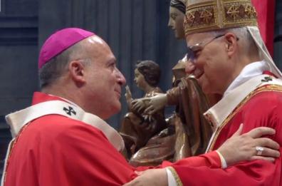L'Arcivescovo metropolita di Lecce Mons. Panzetta riceve il pallio dalle mani di Papa Leone XIV