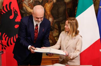 Migranti, la Cassazione: «Dubbi di costituzionalità sull'intesa Italia-Albania. Minato il diritto alla salute»