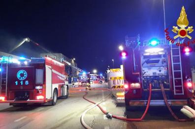 Da Cerignola a Pesaro per appiccare l'incendio in uno stabilimento: arrestati
