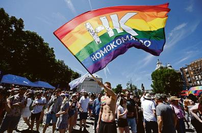 Da Budapest fino a Corleone, così l’onda arcobaleno può rianimare la società