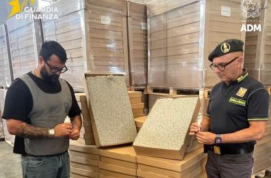 Contrabbando al porto di Brindisi: scoperto carico sospetto con 14 milioni di filtri per sigarette e tabacco lavorato nascosto