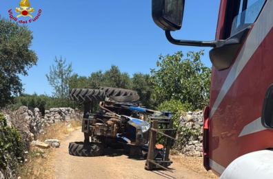 Putignano, trattore perde una ruota e conducente resta incastrato sotto il mezzo: salvato dai vigili del fuoco