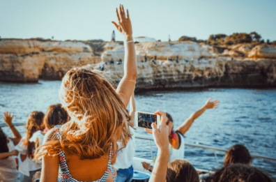 Musica ad alto volume in mare, ma solo oltre i 500 metri dalla costa: scatta l'ordinanza