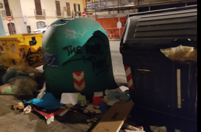 Degrado a Bari, via Calefati soffoca nei rifiuti. La denuncia social di Andrea Piva: «L’Amiu fa il suo dovere?»