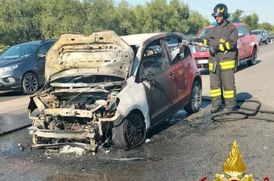 Scontro fra tre auto sulla SS16bis verso Bari, principio di incendio: due feriti lievi