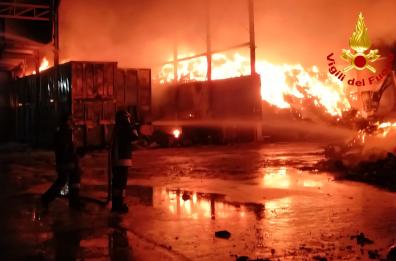 Fasano, a fuoco azienda di rifiuti Eco Ambiente Sud, fiamme a ridosso della statale: «Tenete chiuse le finestre». Aperta indagine: «Non si esclude il dolo»