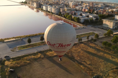 Margherita di Savoia, mongolfiere in volo: ai piedi delle saline si celebra la cipolla bianca
