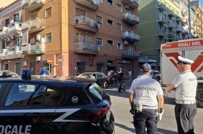 Bari, rischio crollo palazzina in via Giulio Petroni. L'ordinanza del Comune: «Vietato l’accesso e la sosta nella zona»