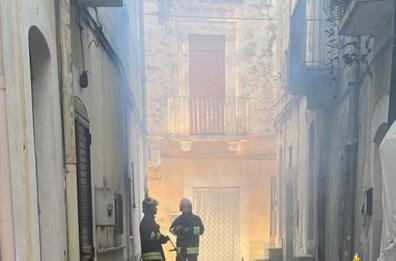 A fuoco un sottano abbandonato a Gioia del Colle: era una discarica a cielo aperto