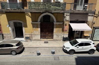 Lavori, cantieri abusivi e divieti di sosta: a Madonnella parcheggiare è impossibile. E il Comune non controlla