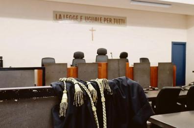 Taranto, lo denuncia per stalking ma poi lo sposa in cella: «Se è diventato pazzo è stata colpa mia»